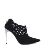 Czarne ażurowe botki z białym obcasem