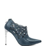 Granatowe ażurowe botki z białym obcasem